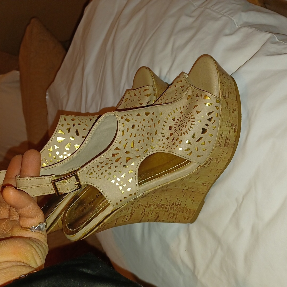 Charming Charlie Size 6 Beige and Gold Detailed Cork Wedges. ~ 2 Cute!! 😍 - Picture 3 of 5